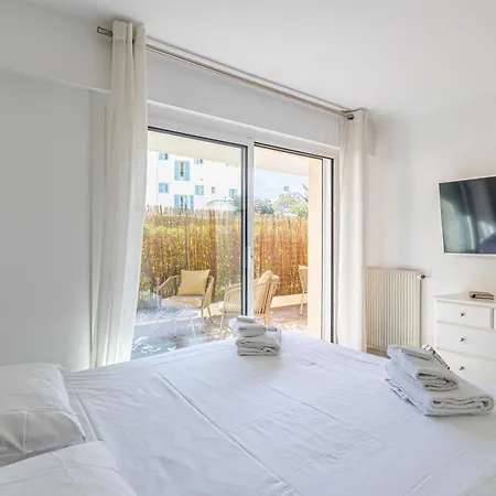 Charming In Residential Neighbourhood Apartment *