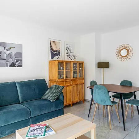 Charming In Residential Neighbourhood Apartment *
