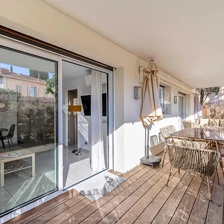 Charming In Residential Neighbourhood Apartment